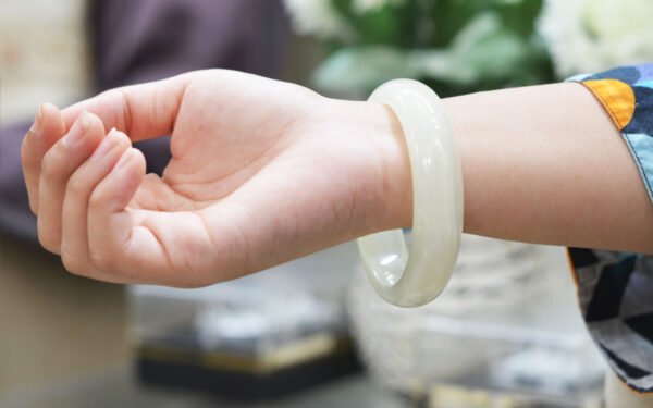 WHITE ONYX BANGLE